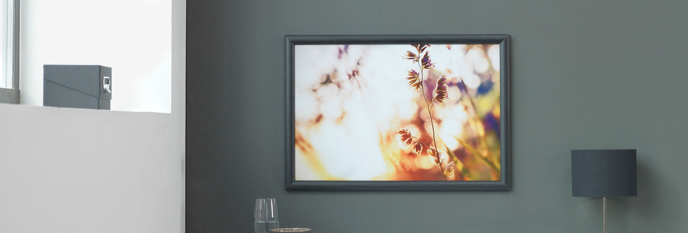 Une œuvre murale élégante avec des motifs de fleurs flous sur un mur gris