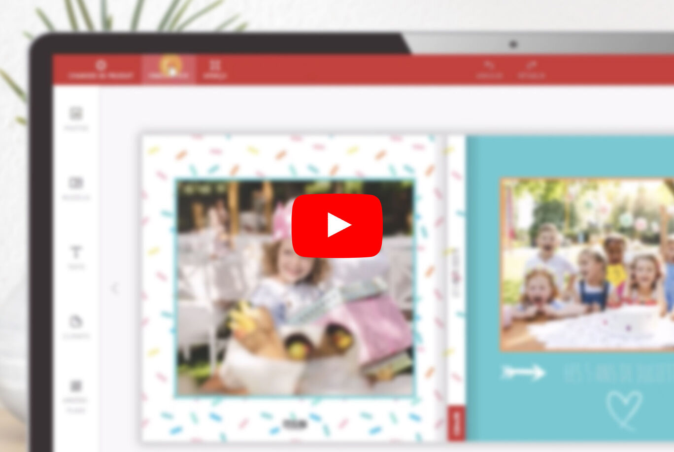 Deux pages différentes d'un CEWE FOTOBUCH affichées sur un ordinateur portable. Une page montre une fille heureuse avec un jouet, l'autre une photo de famille.