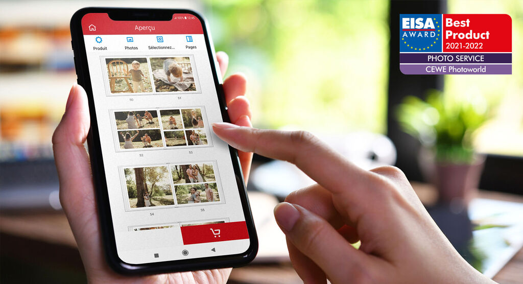 Une personne utilise l'app CEWE sur son smartphone pour choisir des images.