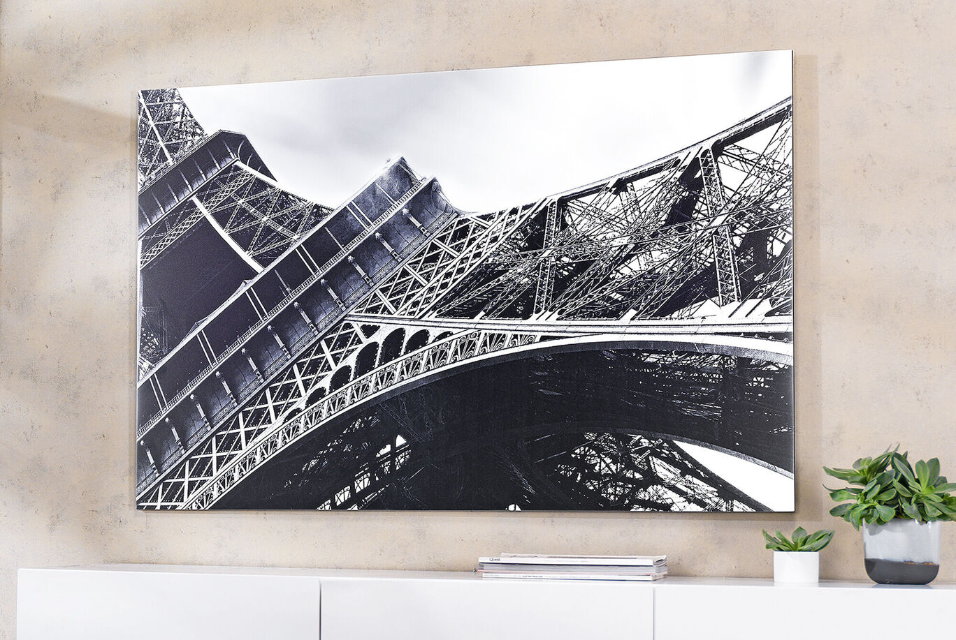 Photographie en noir et blanc de la tour Eiffel avec un fond ocre.