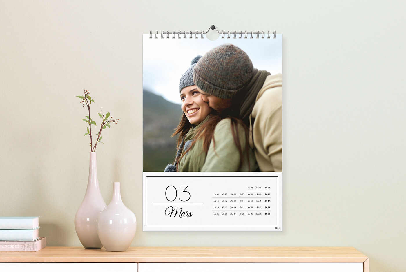 Calendrier photo A3 portrait accroché au mur