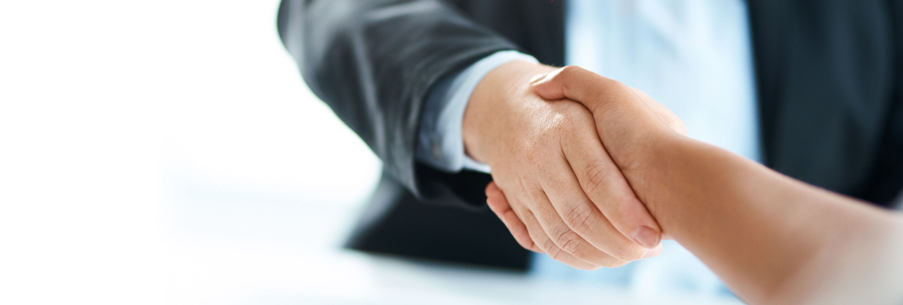 Deux personnes se serrent la main dans un cadre professionnel