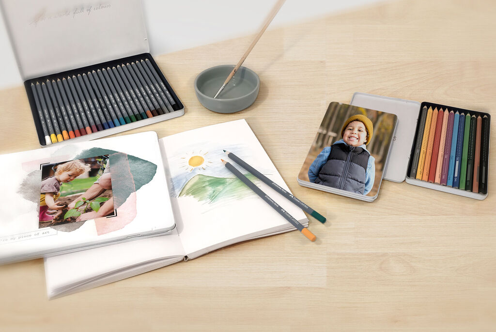 Un espace de travail créatif avec des crayons de couleur, un carnet de croquis et un cadeau photo personnalisé. Un endroit pour créer et partager des souvenirs.