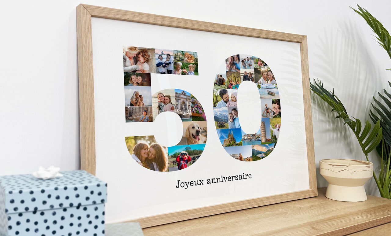 Affiche anniversaire personnalisée posée sur un meuble avec mosaïque de photos formant le nombre 50 dans un cadre en bois