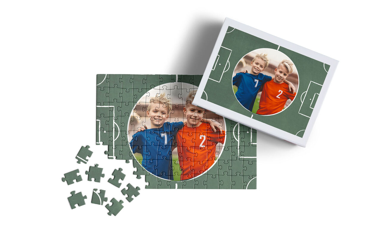 Puzzle personnalisé montrant deux garçons en maillots, avec tirage superposé