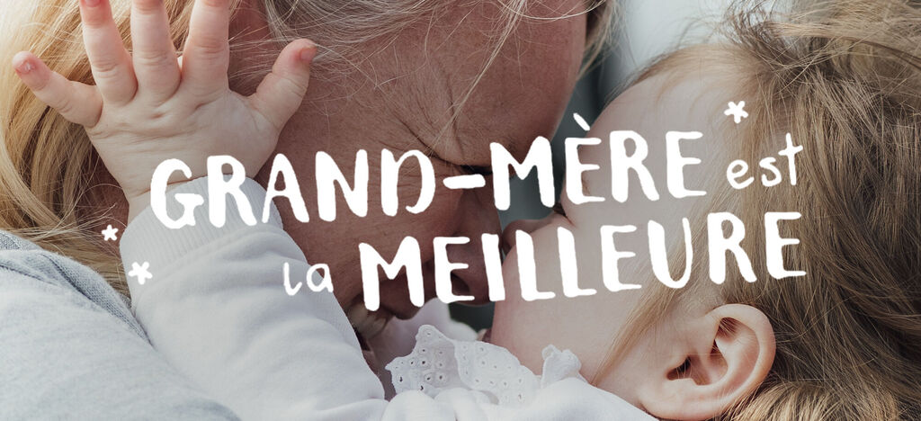 Une mère embrasse tendrement son enfant. Ils sourient et montrent de l'affection.