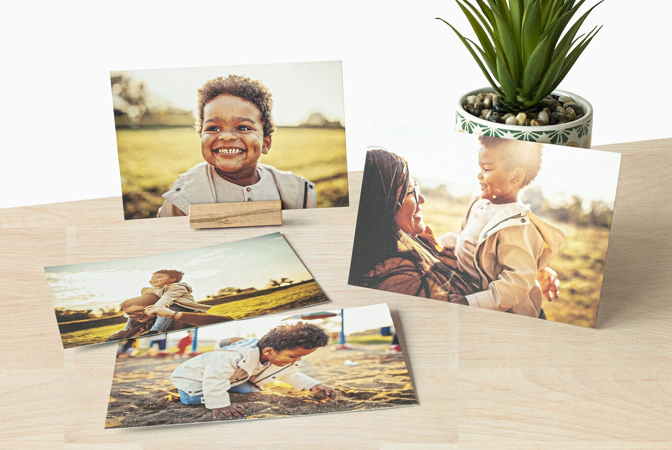 Quatre belles photos d'enfants dans la nature, parfaites pour des souvenirs.