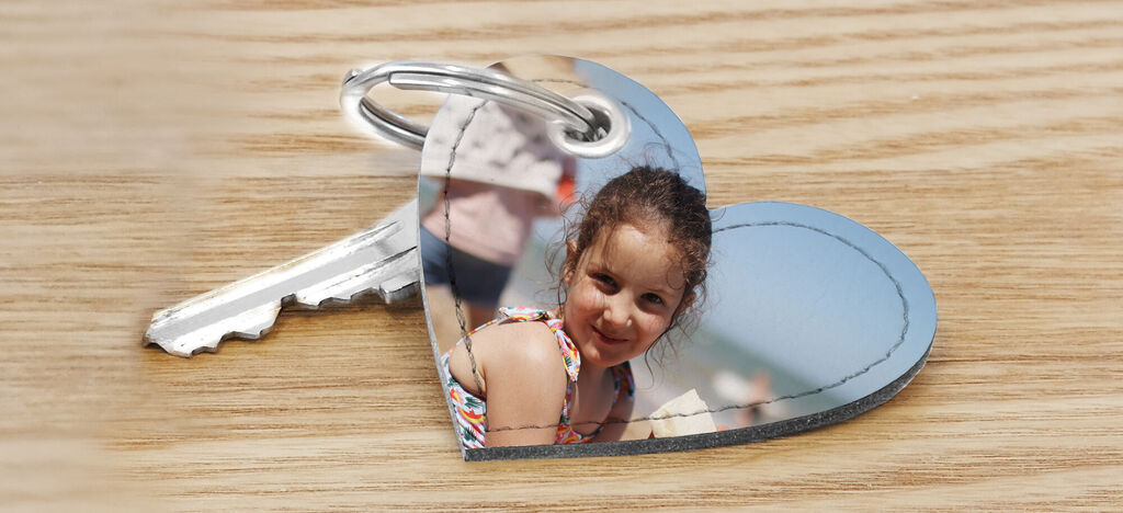 Un porte-clés en forme de cœur avec une photo personnelle.