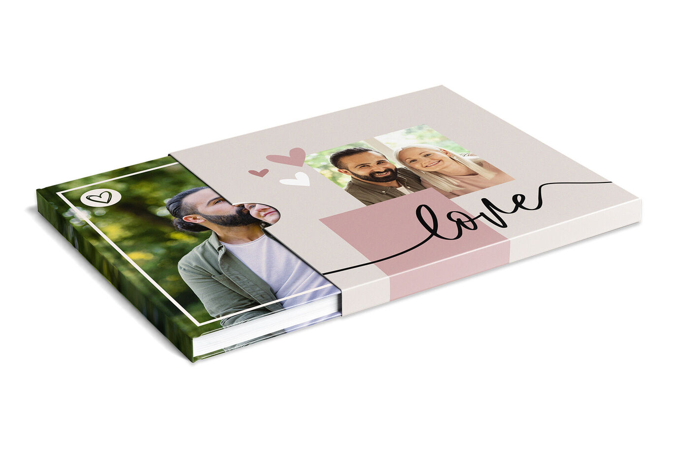 Un album photo CEWE soigneusement conçu est sur une table, avec un design de cœurs et une photo personnelle.