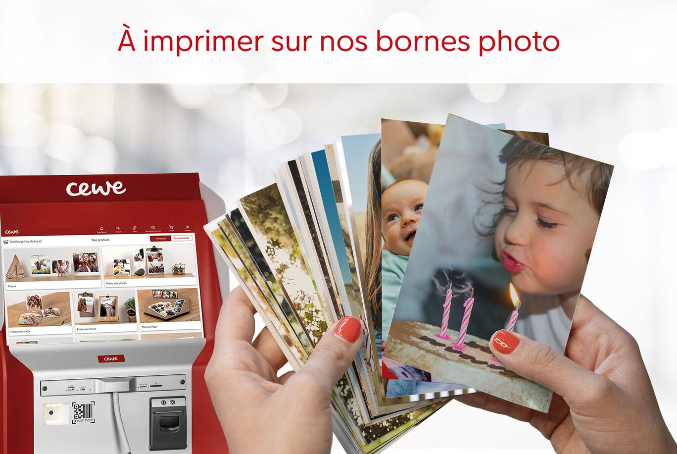 Une personne tenant des photos montrant différents souvenirs. En arrière-plan, un kiosque photo CEWE.