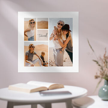Poster pêle-mêle carré avec des photos de famille en vacances accroché au mur