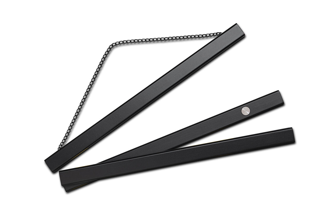 Trois lattes en bois noir de différentes longueurs connectées par une chaîne pour des idées créatives.