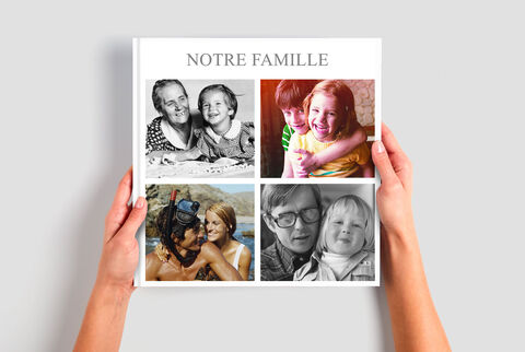 Une famille aimante montre un album photo avec des souvenirs.