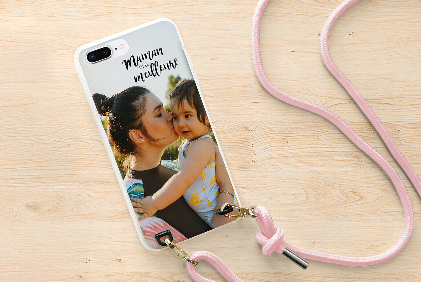 Une personne avec une coque de téléphone montre un design affectueux avec une photo personnelle.