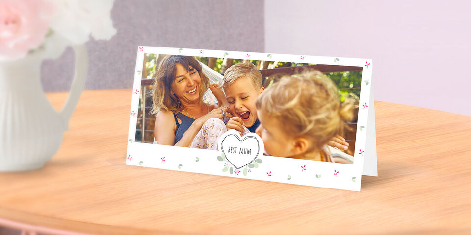 Instantané affectueux d'une mère avec ses enfants à une table en bois.
