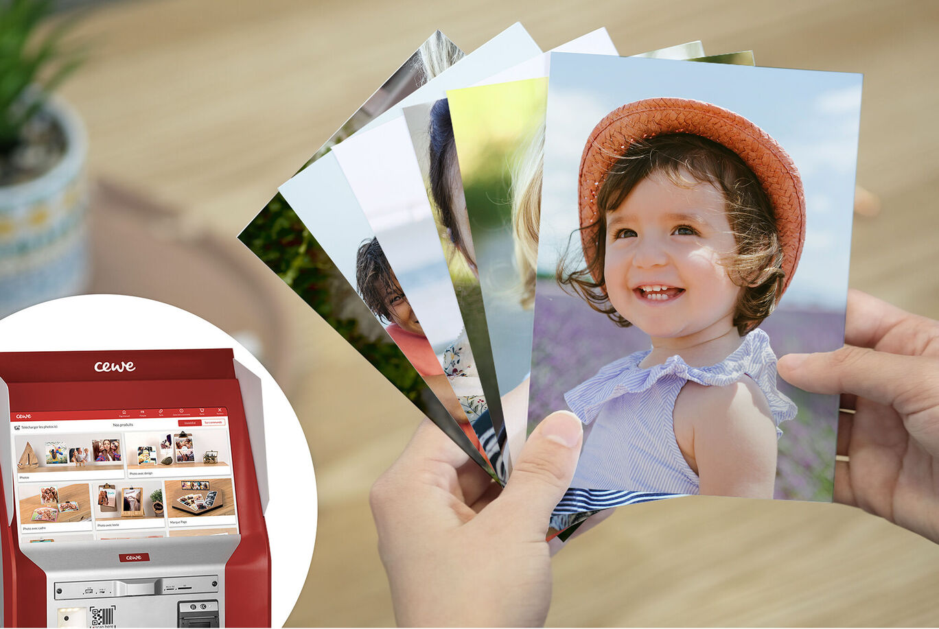 Une personne tient plusieurs cartes photo représentant de beaux souvenirs