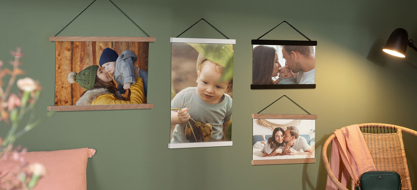 Plusieurs posters photo accrochés au mur grâce à un support en bois