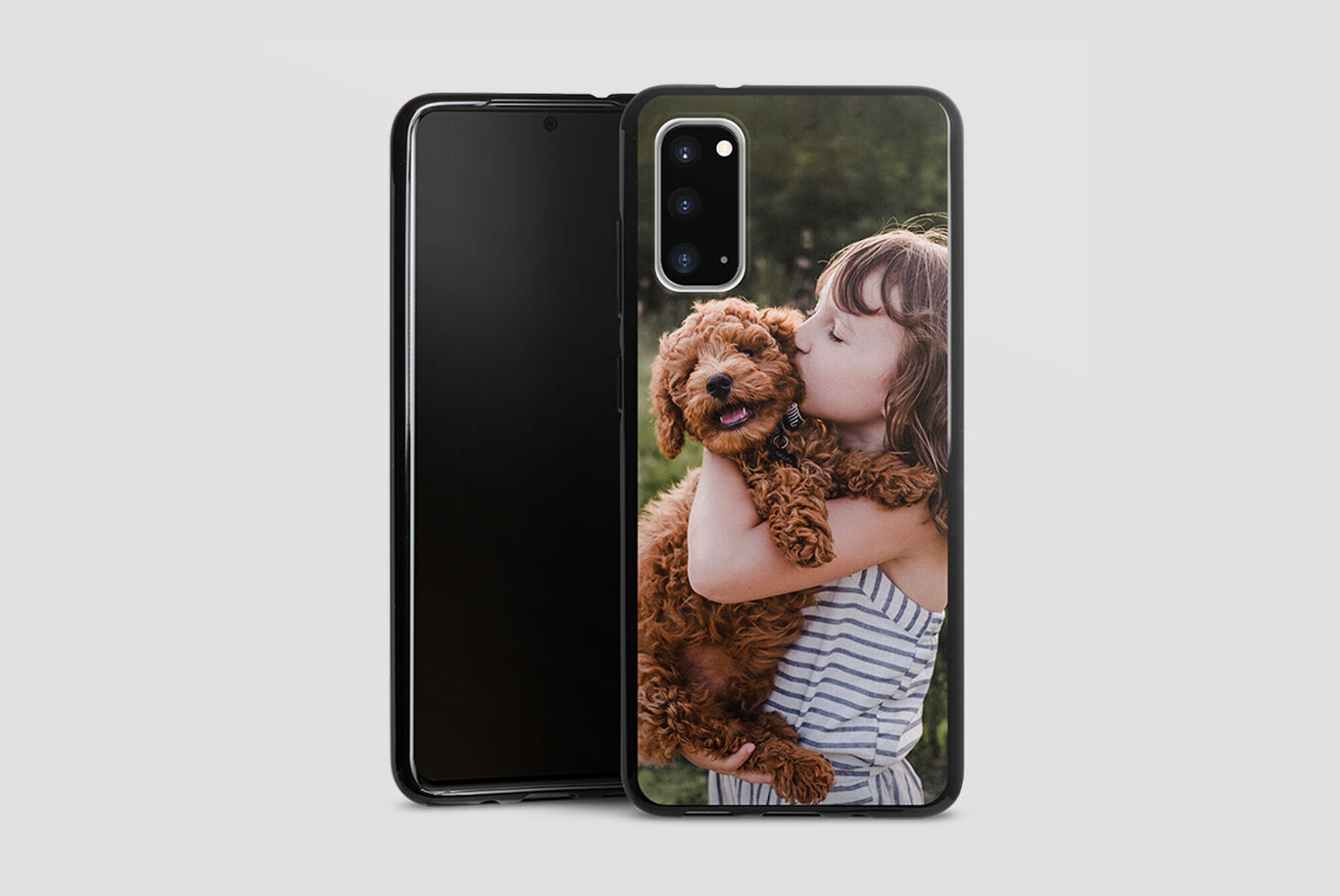 Un smartphone avec une coque, conçue avec une image d'un chien et d'un enfant à l'extérieur.