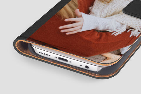 Housse de téléphone avec photo de deux personnes s'enlaçant. La housse est marron sur les bords