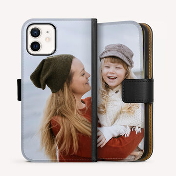 Deux femmes se rencontrent à la plage et sourient. L'une porte un pull chaud, l'autre un chapeau.