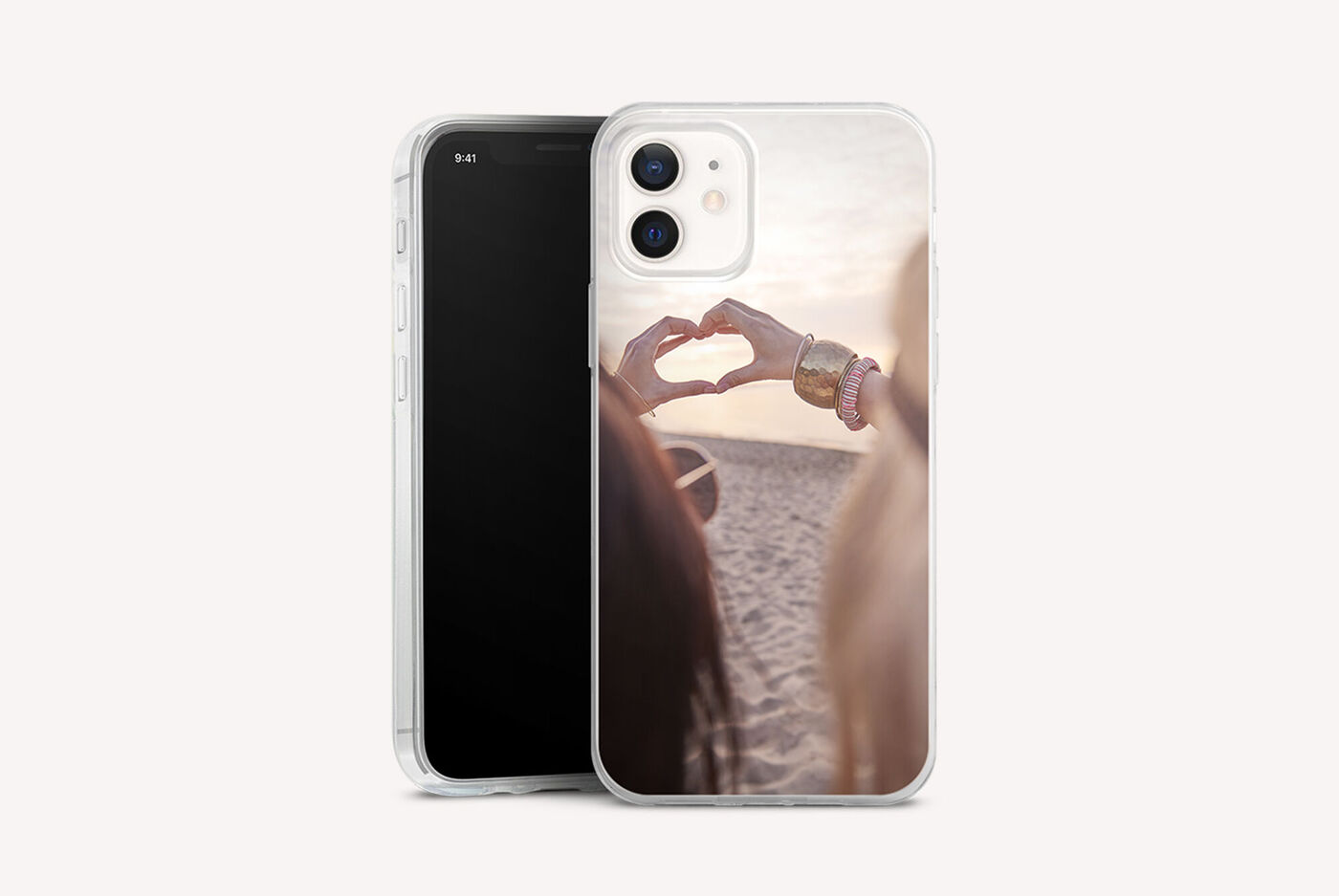 Coque slim en silicone personnalisée avec une photo de 2 amis faisant un cœur
