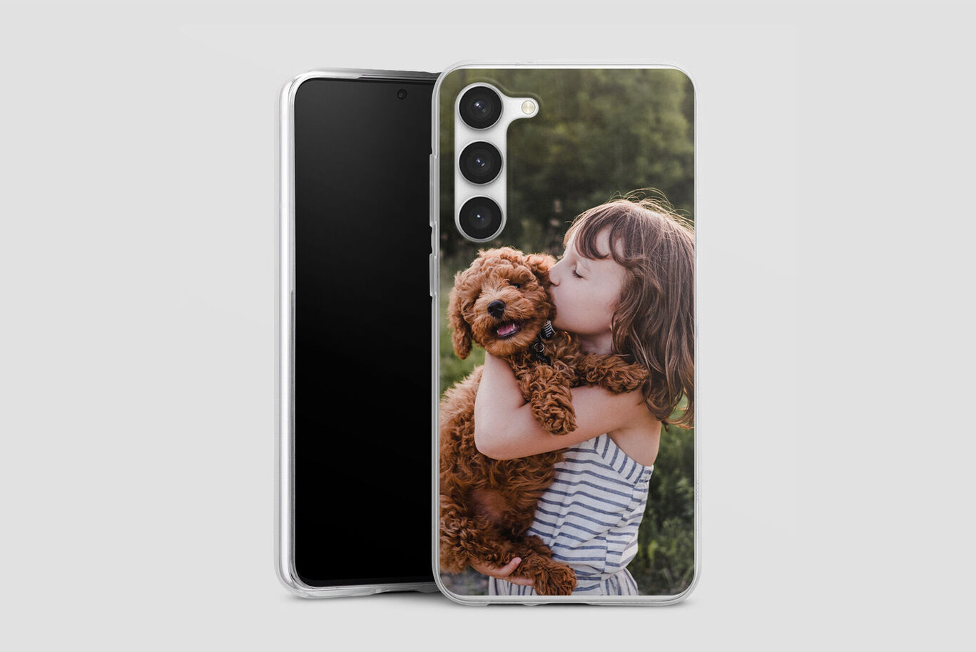 Fille étreignant un petit chien mignon sur fond d'écran naturel.