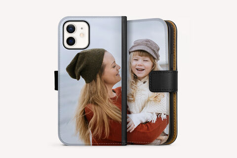 Une coque de téléphone magnifiquement conçue montre une femme tenant un enfant dans ses bras.