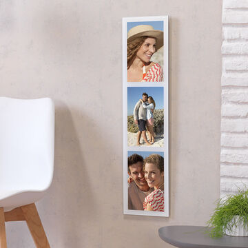 Un cadre étroit avec trois photos : sur deux, nous voyons des personnes souriantes avec des lunettes de soleil à l'extérieur et sur une autre image, deux personnes s'enlacent sur une pierre.