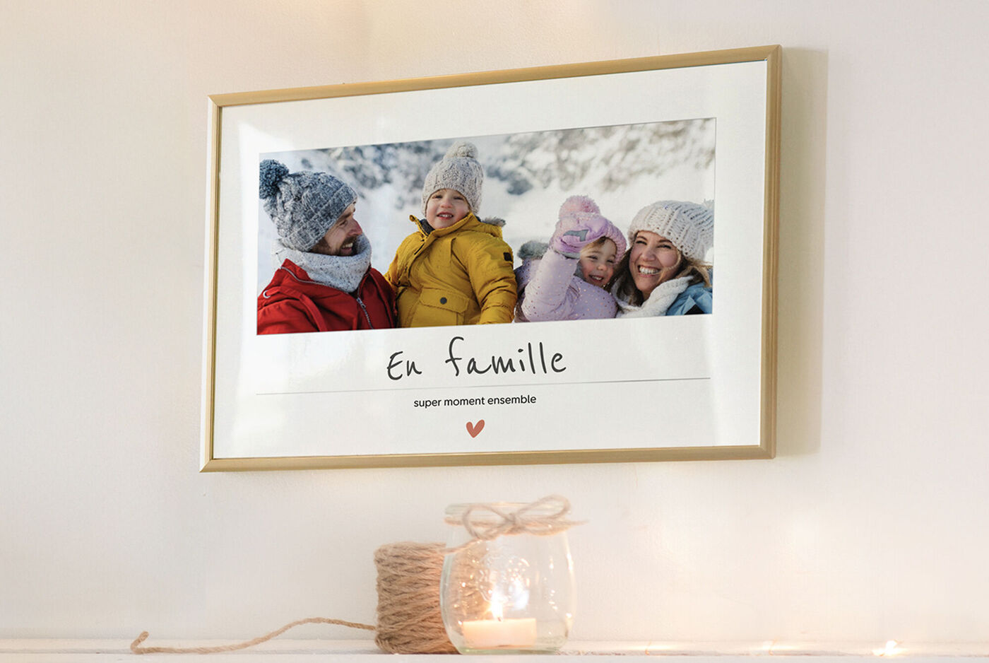 Poster photo encadré accroché au mur avec une photo de famille