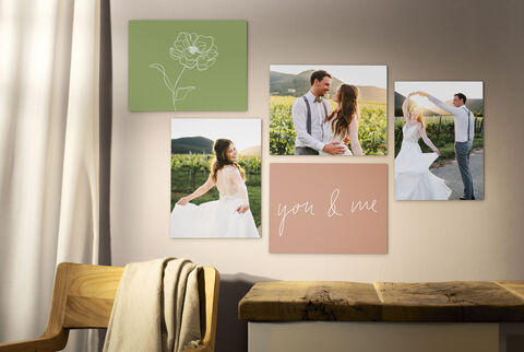 Création murale avec quatre images d'un couple dans la nature et une motivation florale.