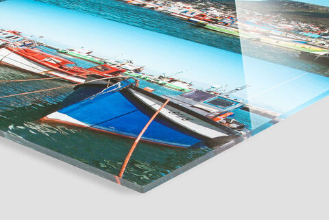 Pêle-mêle photos sous plexiglass montrant des bateaux colorés dans un port