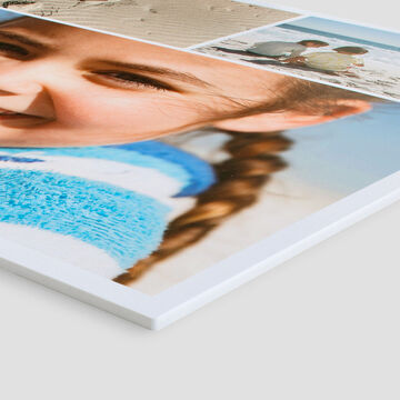 Pêle-mêle photos sur carton mousse montrant une jeune fille souriante