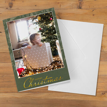 Une pièce décorée pour les fêtes avec un sapin et des cadeaux.