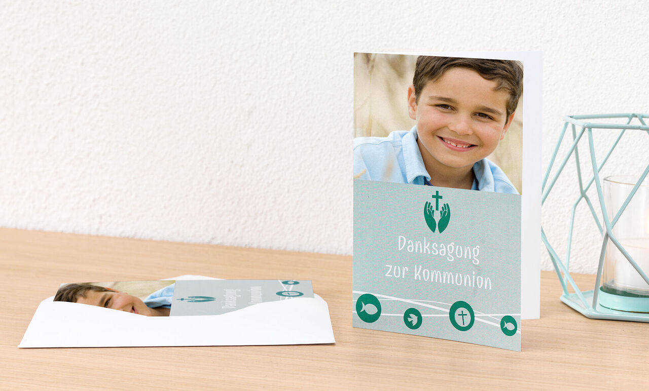 Une carte de remerciement soigneusement conçue pour une communion avec un design attrayant.