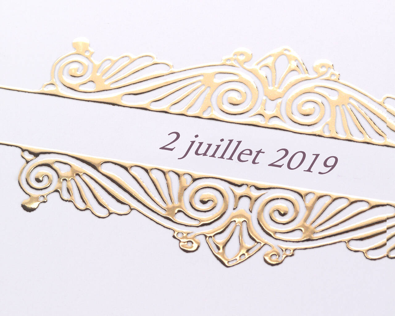 Élément décoratif doré élégant avec la date