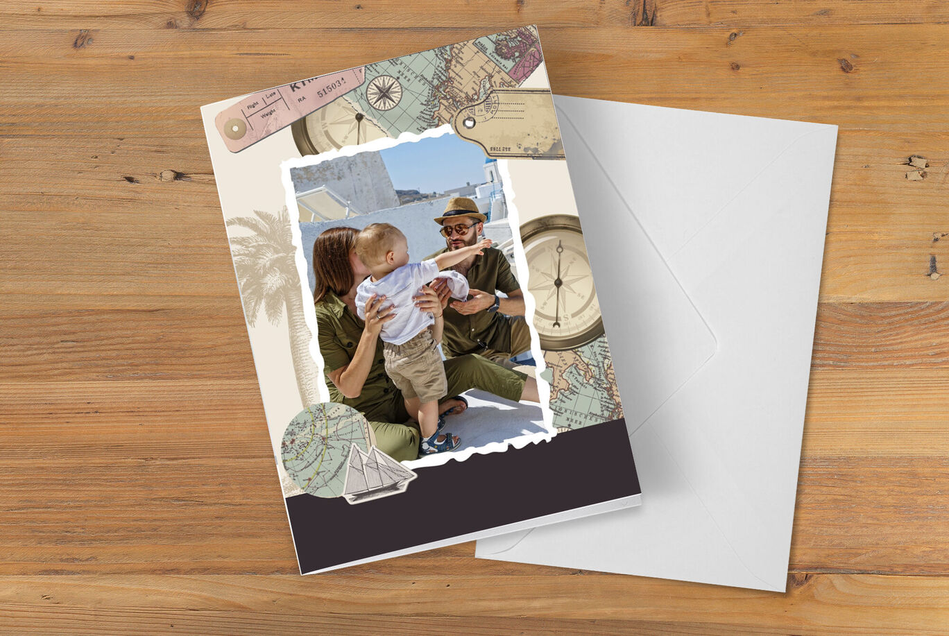 Une famille heureuse avec un enfant montrant une carte, entourée de souvenirs affectueux.