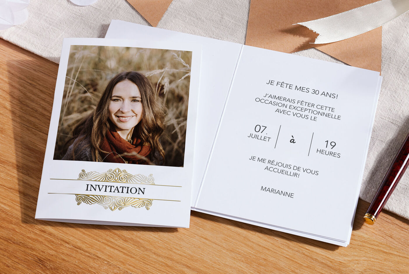 Design d'invitation pour un 30e anniversaire avec cadre élégant.