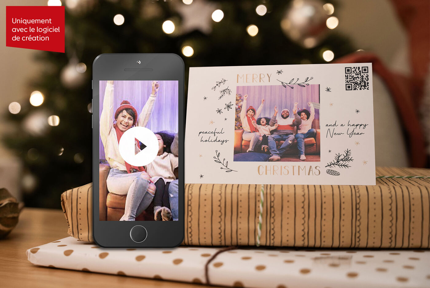 Une famille joyeuse célèbre Noël sur un canapé et pose pour une photo.