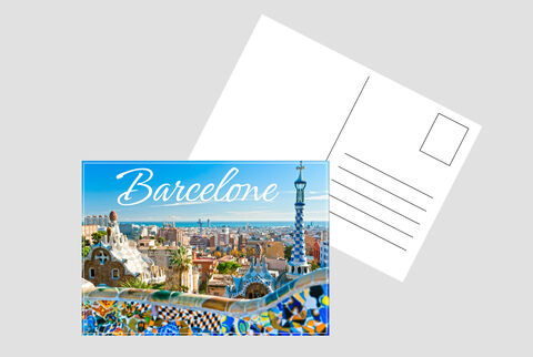 Carte postale avec vue sur Barcelone, bâtiment de Gaudí et paysage urbain