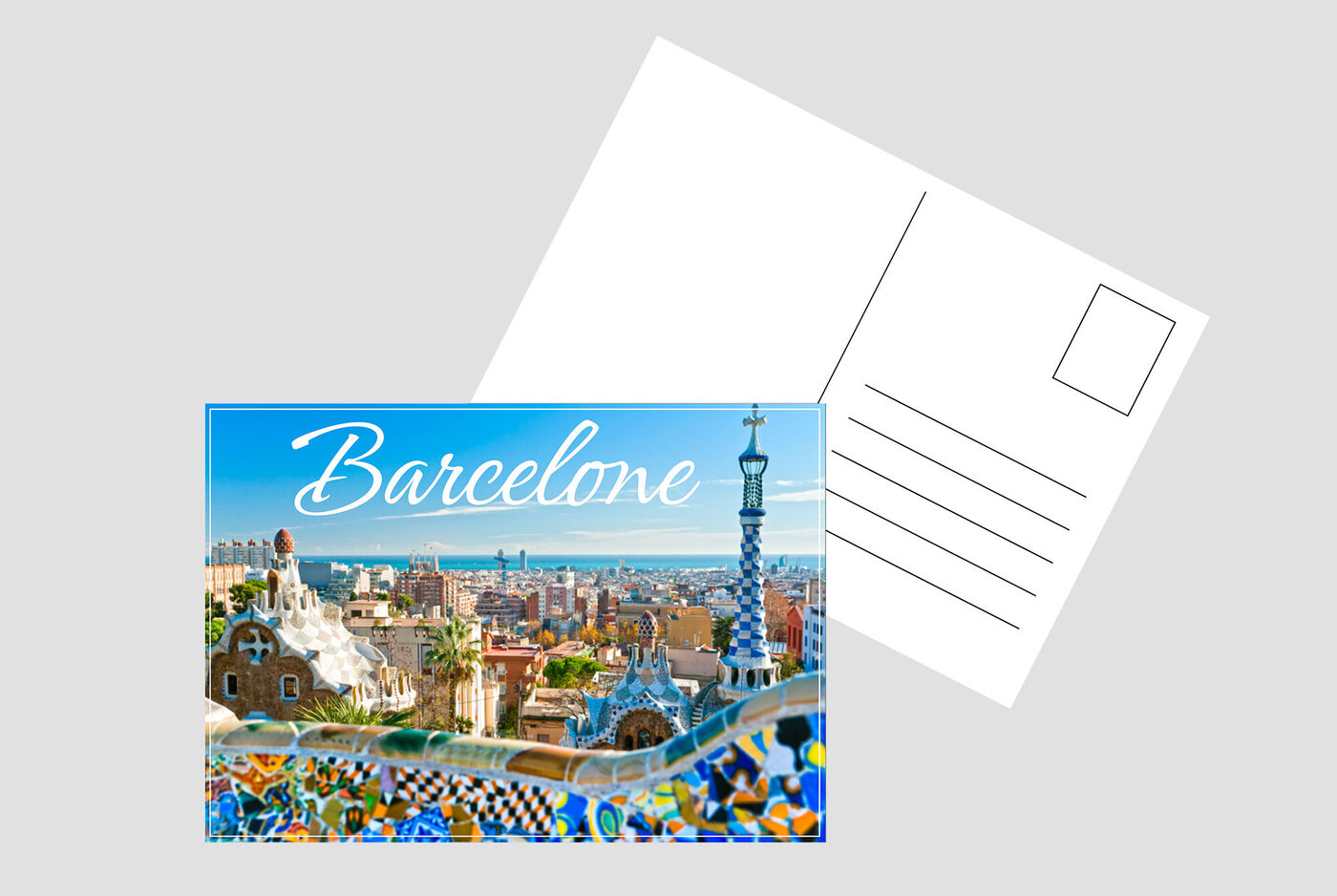 Carte postale avec vue sur Barcelone, bâtiment de Gaudí et paysage urbain