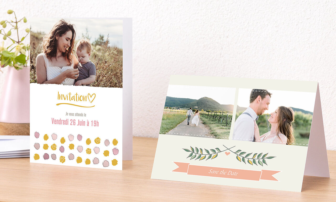 Cartes d'invitation et de Save-the-Date sur une table, décorées de points colorés et d'éléments floraux.