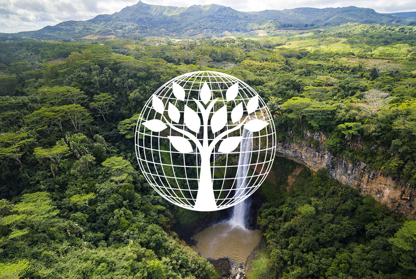 Représentation symbolique d'un globe avec un arbre, entouré de nature verte et d'une cascade en arrière-plan.