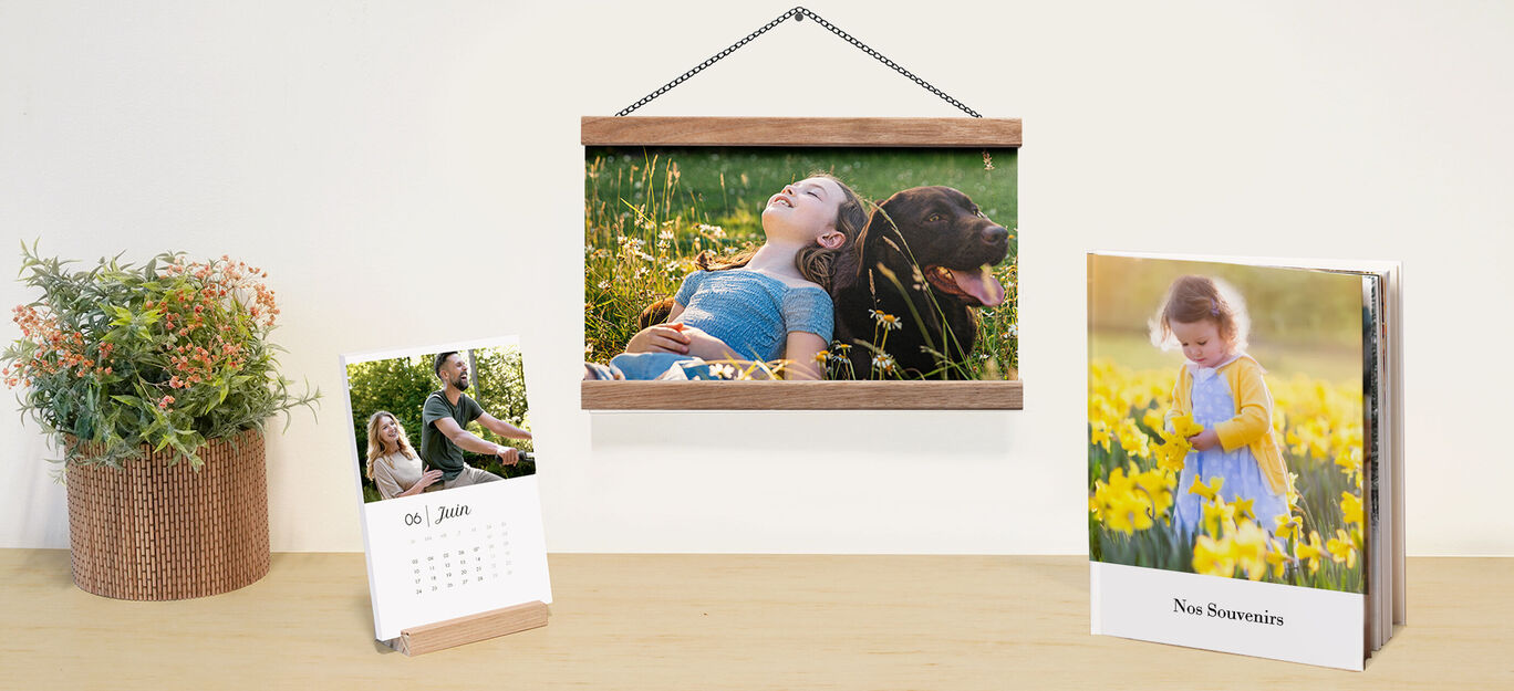 Un enfant heureux allongé dans l'herbe à côté d'un chien, entouré de fleurs jaunes, un moment inoubliable.