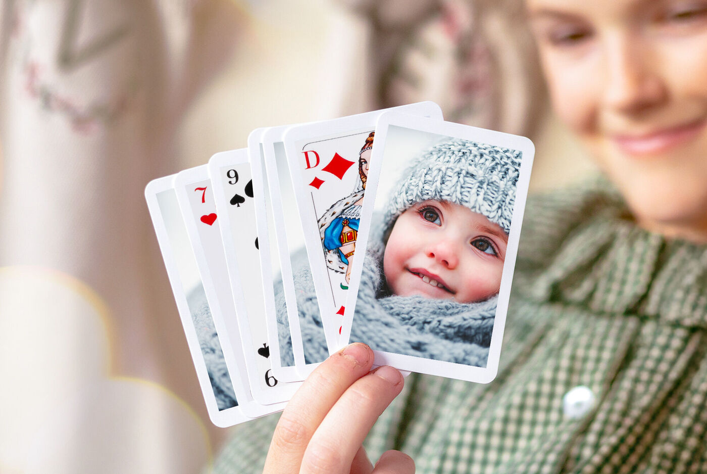 Un enfant tenant un jeu de cartes personnalisé dans ses mains