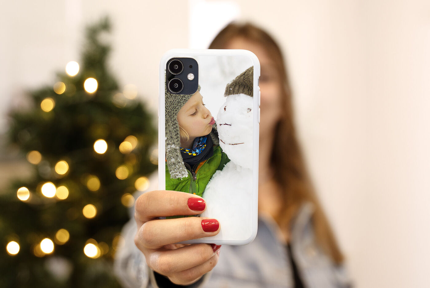 Coque de smartphone personnalisée avec une photo tenue dans la main avec un décor de Noël