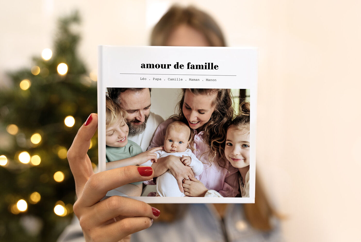Petit livre photo carré personnalisé avec une photo de famille sur la couverture dans une ambiance de Noël