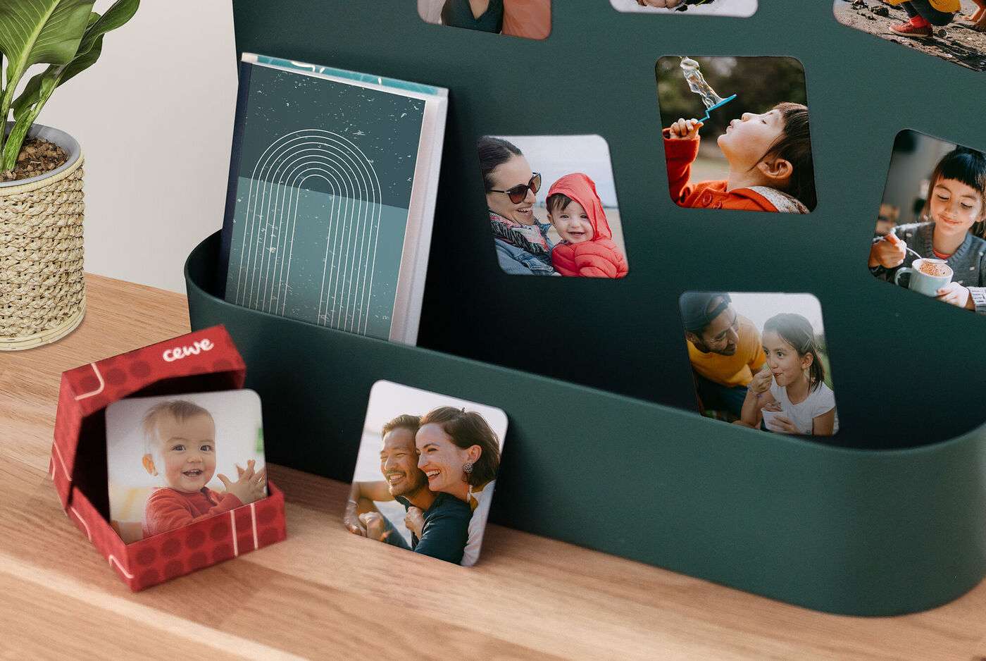 Photos de famille sur des magnets personnalisés en format carré avec leur boîte