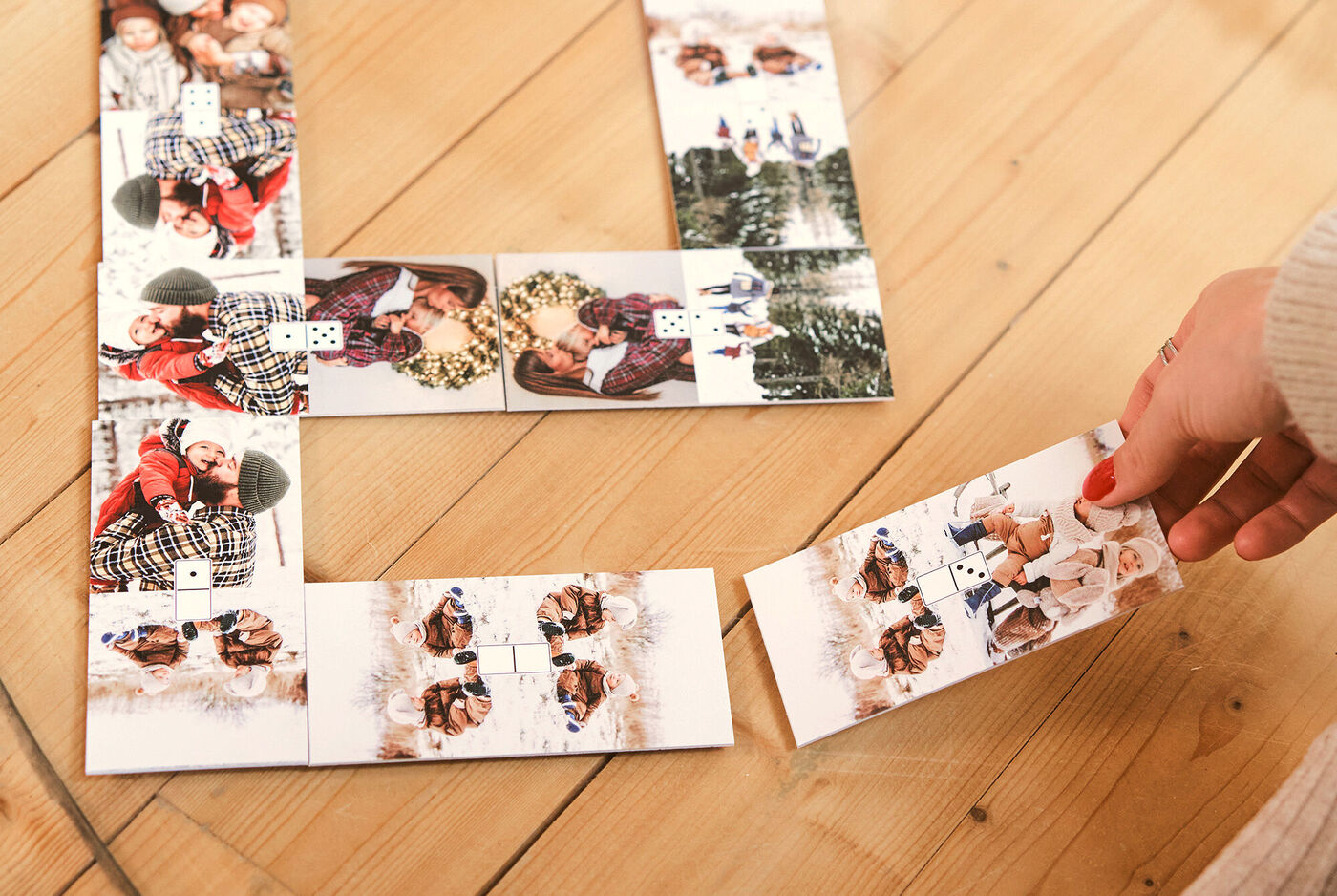 Jeu de dominos personnalisé avec une main plaçant un domino