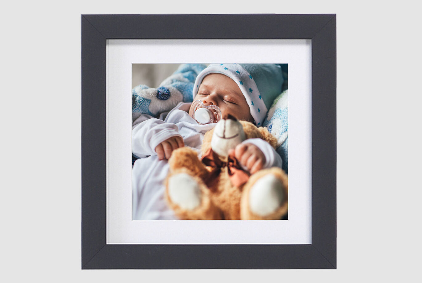 Photo de bébé encadrée dans une décoration murale personnalisée