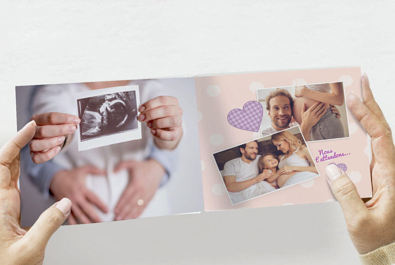 Livre photo de naissance ouvert et montrant un nouveau-né avec ses parents